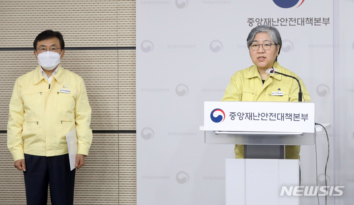 [세종=뉴시스] 강종민 기자 = 정은경 중앙방역대책본부장(질병관리청장)이 15일 오전 정부세종청사에서 지속가능한 효율적 감염병 관리체계 전환에 대해 발표하고 있다. 2022.04.15. ppkjm@newsis.com