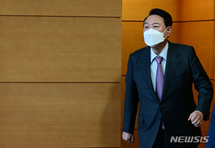 [서울=뉴시스] 인수위사진기자단 = 윤석열 대통령 당선인이 15일 오전 서울 종로구 통의동 대통령직인수위원회에서 콜린 크룩스 주한영국대사 내정자를 접견하기 위해 이동하고 있다. 2022.04.15. photo@newsis.com