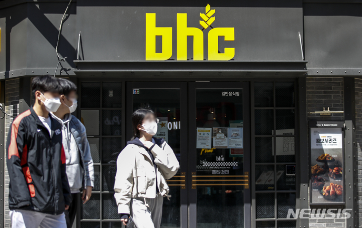 [서울=뉴시스] 정병혁 기자 = 15일 오후 서울시내에서 시민들이 치킨집 앞을 지나가고 있다.&nbsp; 2022.04.15. jhope@newsis.com