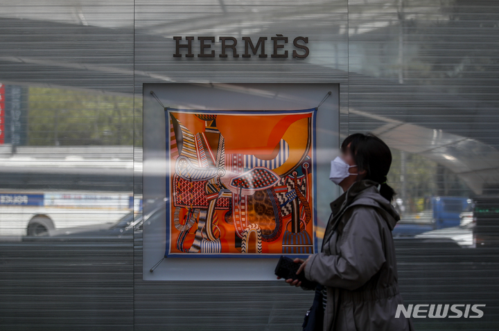 [서울=뉴시스] 정병혁 기자 = 서울시내 백화점에 위치한 에르메스 매장 앞을 한 시민이 지나가고 있다. jhope@newsis.com