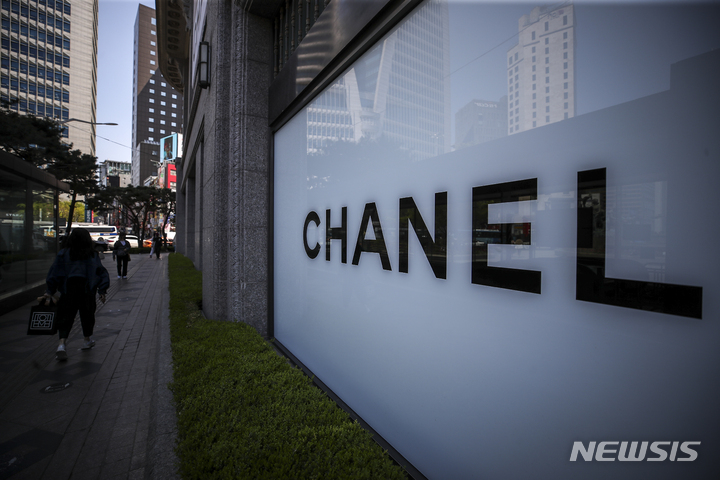 [서울=뉴시스] 정병혁 기자 = 지난해 4월15일 오후 서울시내 백화점 앞에서 시민들이 이동하고 있다. 기사와와 직접적 관련 없음. 2022.04.15. jhope@newsis.com