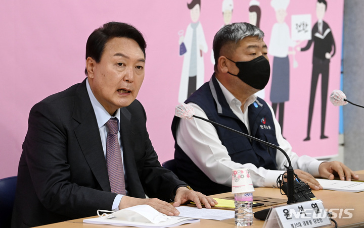 [서울=뉴시스] 인수위사진기자단 = 윤석열 대통령 당선인이 15일 서울 여의도 한국노동조합총연맹에서 열린 간담회에서 발언을 하고 있다. 2022.04.15. photo@newsis.com
