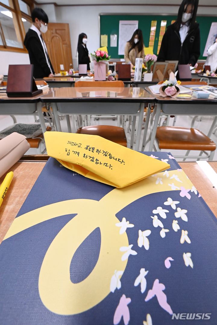 [안산=뉴시스] 김종택기자 = 세월호 참사 8주기를 하루 앞둔 15일 오후 경기도 안산시 4.16 민주시민교육원에 마련된 단원고 4.16 기억교실을 찾은 단원고 재학생들이 교실을 둘러보며 희생자들을 추모하고 있다. 2022.04.15. jtk@newsis.com