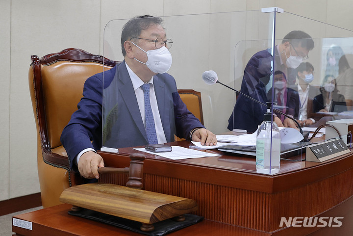 [서울=뉴시스] 최진석 기자 = 김태년 국회 정치개혁특별위원회 위원장이 15일 서울 여의도 국회에서 열린 정개특위 전체회의에서 의사봉을 두드리고 있다. (공동취재사진) 2022.04.15. photo@newsis.com