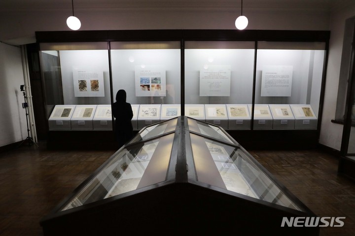 [서울=뉴시스] 박진희 기자 = 간송미술관이 수장고 신축과 내부 복원 공사를 마치고 재개관을 앞둔 15일 서울 성북구 간송미술관 '보화각'에서  '보화수보 展' 언론 공개 행사를 하고 있다. 보화각은 간송(澗松) 전형필(全鎣弼, 1906∼1962)이 미술품 보존과 활용을 위해 1938년 건립한 국내 최초의 근대식 사립미술관이며, 국가등록문화재이다. 1971년에 미술관 명칭은 ‘간송미술관’으로 바뀌었다. 2022.04.15. pak7130@newsis.com