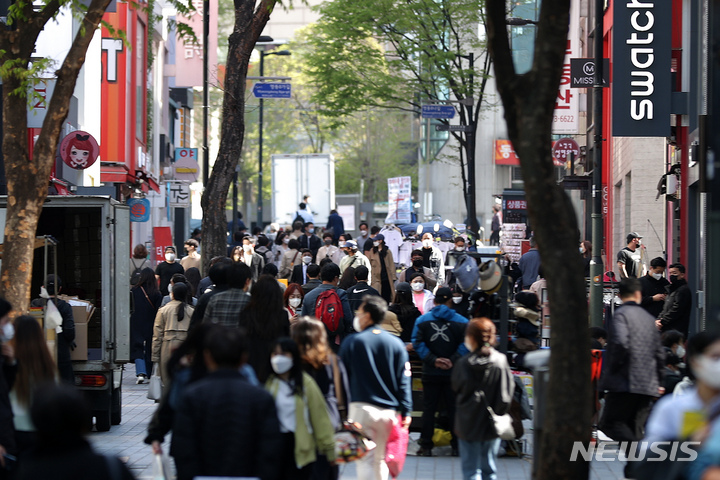 [서울=뉴시스] 백동현 기자 = 정부가 사회적 거리두기 조정안을 발표한 지난 15일 오후 서울 중구 명동거리가 시민들로 북적이고 있다. 이날 권덕철 보건복지부 장관은 오는 18일부터 사회적 거리두기 내용을 전면 해제한다고 밝혔다. 행정 조치를 동반한 사회적 거리두기를 전면 중단하는 건 지난 2020년 3월 이후 757일 만이다. 2022.04.15. livertrent@newsis.com