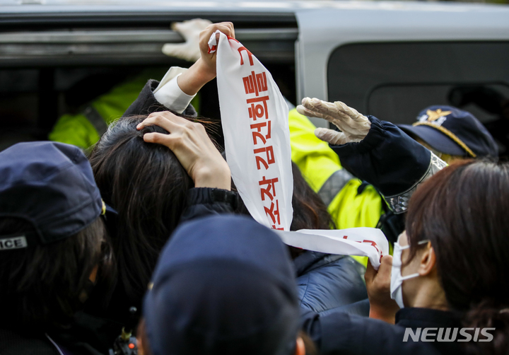 [서울=뉴시스] 정병혁 기자 = 대학생진보연합 소속 대학생들이 15일 오후 서울 서초구 대검찰청 기자실에서 도이치모터스 주가조작 관련 수사촉구, 한동훈 법무부 장관 지명을 규탄하는 기습시위를 벌이다 경찰에 연행되고 있다. 2022.04.15. jhope@newsis.com