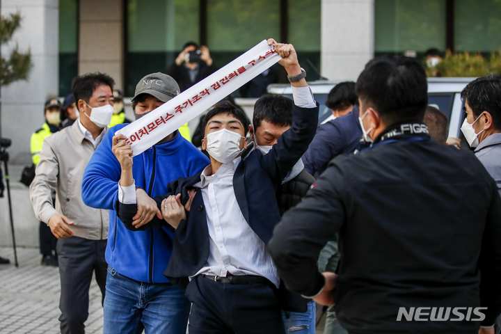 [서울=뉴시스] 정병혁 기자 = 대학생진보연합 소속 대학생들이 15일 오후 서울 서초구 대검찰청 기자실에서 도이치모터스 주가조작 관련 수사촉구, 한동훈 법무부 장관 지명을 규탄하는 기습시위를 벌이다 경찰에 연행되고 있다. 2022.04.15. jhope@newsis.com