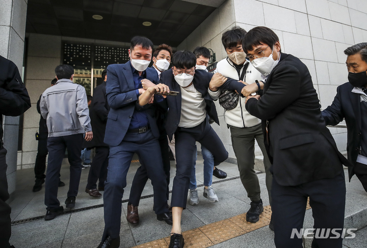 [서울=뉴시스] 정병혁 기자 = 대학생진보연합 소속 대학생들이 15일 오후 서울 서초구 대검찰청 기자실에서 도이치모터스 주가조작 관련 수사촉구, 한동훈 법무부 장관 지명을 규탄하는 기습시위를 벌이다 경찰에 연행되고 있다. 2022.04.15. jhope@newsis.com