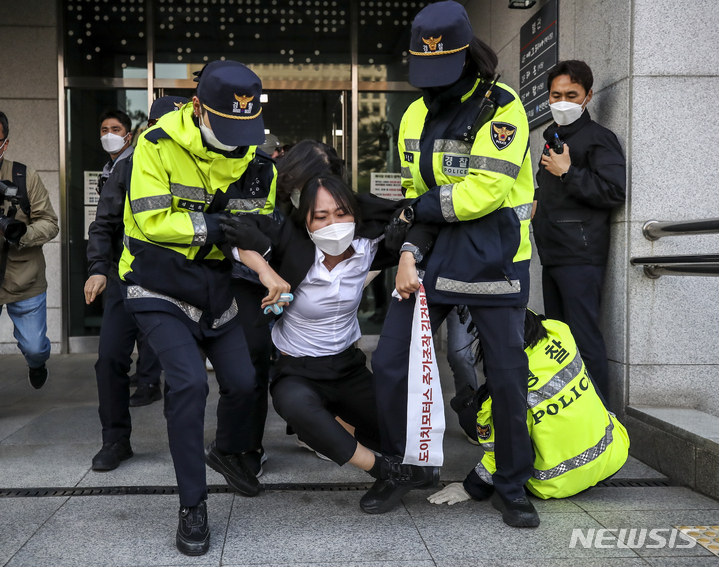 [서울=뉴시스] 정병혁 기자 = 대학생진보연합 소속 대학생들이 15일 오후 서울 서초구 대검찰청 기자실에서 도이치모터스 주가조작 관련 수사촉구, 한동훈 법무부 장관 지명을 규탄하는 기습시위를 벌이다 경찰에 연행되고 있다. 2022.04.15. jhope@newsis.com