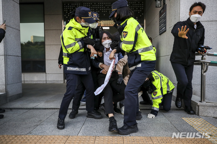 [서울=뉴시스] 정병혁 기자 = 대학생진보연합 소속 대학생들이 15일 오후 서울 서초구 대검찰청 기자실에서 도이치모터스 주가조작 관련 수사촉구, 한동훈 법무부 장관 지명을 규탄하는 기습시위를 벌이다 경찰에 연행되고 있다. 2022.04.15. jhope@newsis.com