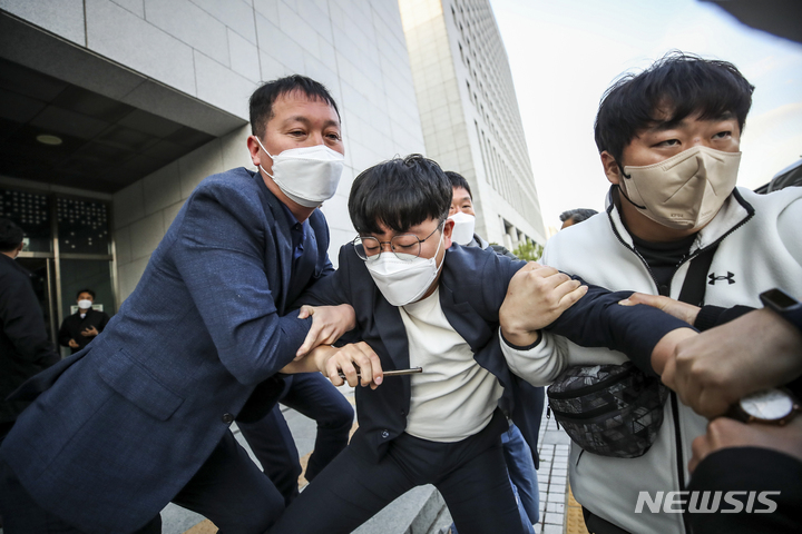 [서울=뉴시스] 정병혁 기자 = 대학생진보연합 소속 대학생들이 15일 오후 서울 서초구 대검찰청 기자실에서 도이치모터스 주가조작 관련 수사촉구, 한동훈 법무부 장관 지명을 규탄하는 기습시위를 벌이다 경찰에 연행되고 있다. 2022.04.15. jhope@newsis.com