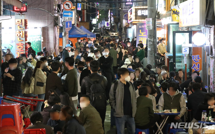 [서울=뉴시스] 18일 사적 모임 인원 및 영업시간 제한 등 코로나19 이후 시작한 정부의 거리두기가 2년 1개월만에 전면 해제됐다. 사진은 지난 15일 오후 서울 중구 을지로 노가리골목이 시민들로 북적이고 있다. 2022.04.15. chocrystal@newsis.com