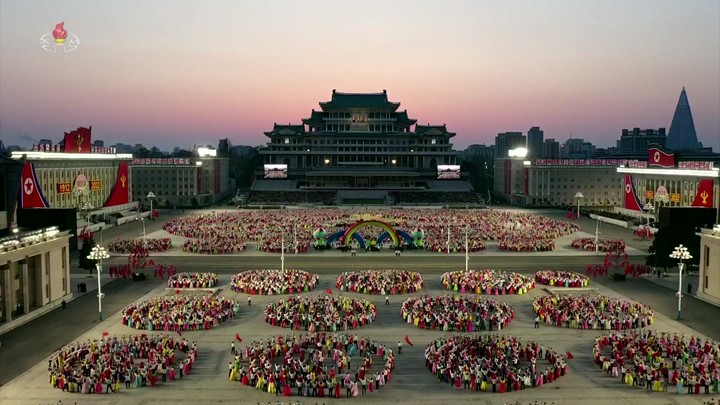 [서울=뉴시스] 북한이 15일 평양 김일성광장에서 김일성 생일(태양절) 110주년 경축행사를 연 모습을 조선중앙TV가 보도했다. (사진=조선중앙TV 캡처) 2022.04.15. photo@newsis.com *재판매 및 DB 금지