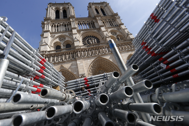 [파리(프랑스)=AP/뉴시스]프랑스 파리의 노트르담 대성당 앞에 놓인 임시 가설물 자재들. 2022.04.16.photo@newsis.com