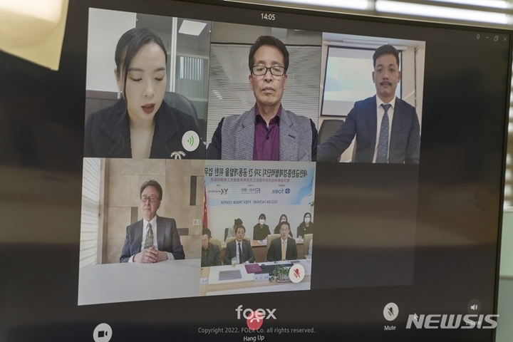 포엑스무역관협동조합 김승수 회장이 화상회의를 통해 중국 중원혜창 주금휘 회장과 미국LA YKA건축사무소 김용원 대표와 새만금한중경제협력단지 3자 간 공동개발을 위한 업무협약을 하고 있다. (사진=포엑스 제공)