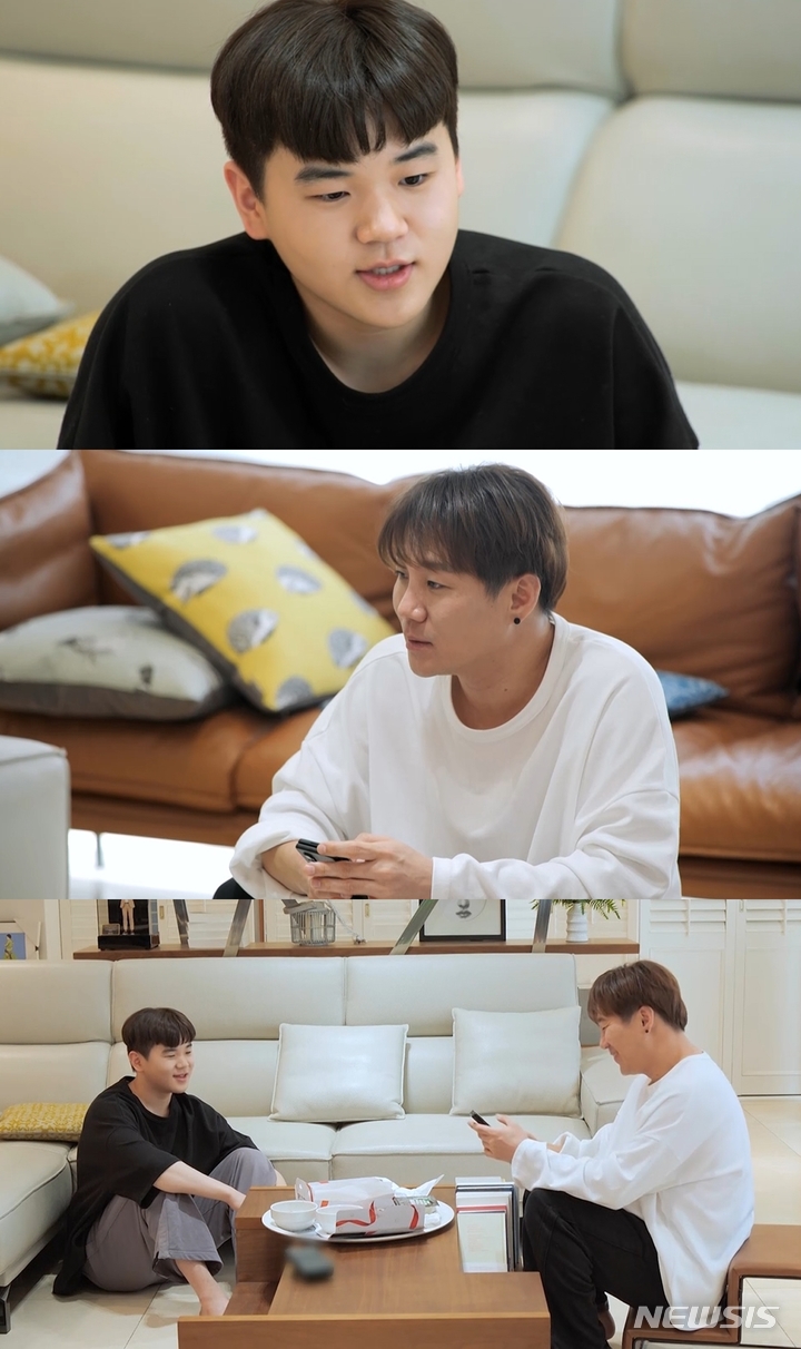 [서울=뉴시스] 윤후(위)와 윤민수(아래). 2022.04.16. (사진 = KBS 2TV '자본주의학교' 제공) photo@newsis.com*재판매 및 DB 금지