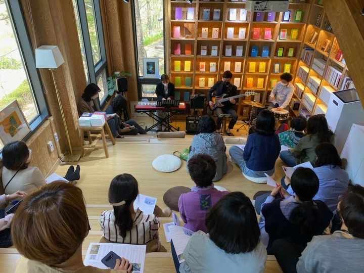 [전주=뉴시스] 한훈 기자 = 전북 전주시는 학산숲속시집도서관에서 시민 25명을 대상으로 '시와 그림은 어떻게 만나 사랑이 되는가'를 주제로 시와 음악이 함께하는 낭독공연을 진행했다고 16일 밝혔다.(사진=전주시 제공).2022.04.16. photo@newsis.com *재판매 및 DB 금지