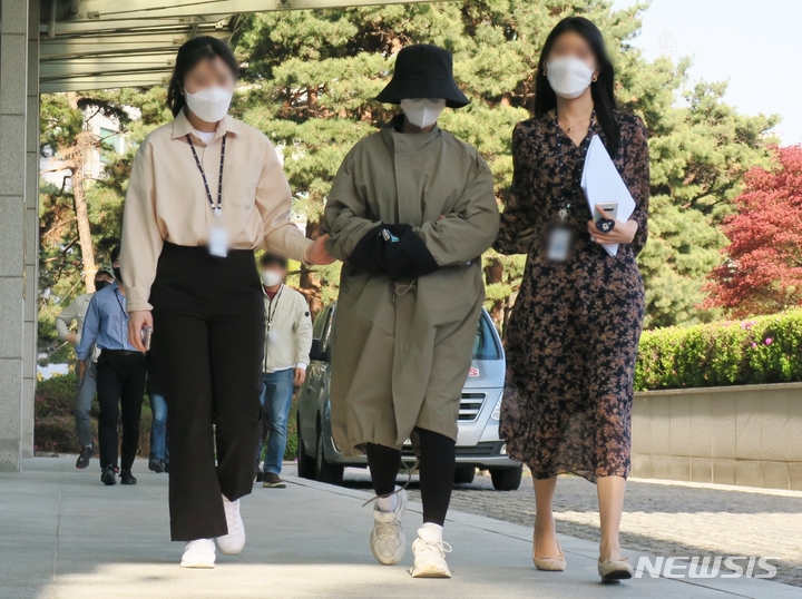 [인천=뉴시스] 김동영 기자 = 16일 오후 경기 덕양구 오피스텔에서 검거된 ‘계곡살인’ 용의자 이은해씨가 인천지검으로 압송되고 있다. 2022.04.16. dy0121@newsis.com 