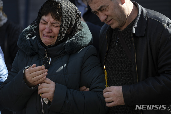 [이프린=AP/뉴시스]지난 5일 전사한 우크라이나 국토방위군 올렉산드르 모제이코(31)의 가족들이 15일 열린 장례식에서 슬퍼하고 있다. 2022.4.21.