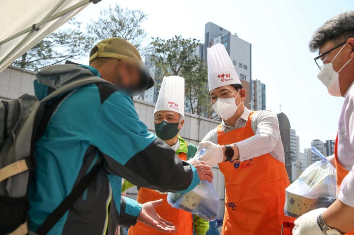 [서울=뉴시스] 김선웅 기자 = 송영길 전 더불어민주당 대표가 16일 서울 동대문구 밥퍼 나눔공동본부에서 배식 봉사활동을 하고 있다. (사진=송영길 의원실 제공) 2022.04.16. photo@newsis.com *재판매 및 DB 금지