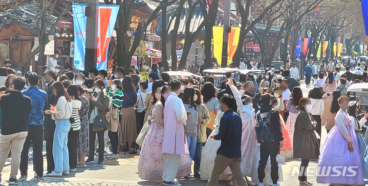 [전주=뉴시스] 김얼 기자 = 완연한 봄 날씨가 이어진 16일 전북 전주시 전주한옥마을이 관광객들로 북적이고 있다. 2022.04.16. pmkeul@nwsis.com