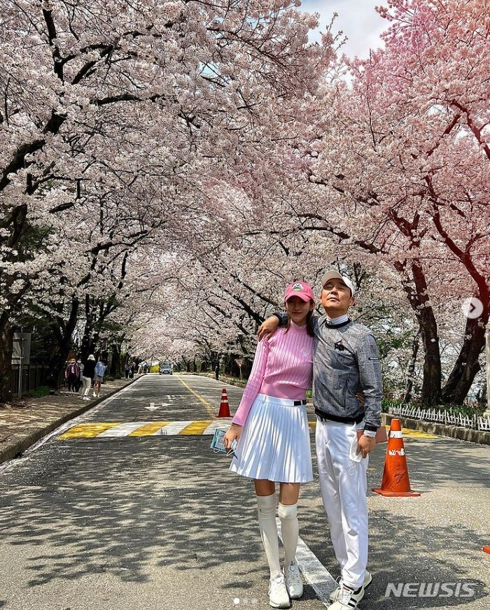 [서울=뉴시스] 서하얀(왼쪽), 임창정. 2022.04.17. (사진= 임창정 인스타그램 캡쳐) photo@newsis.com*재판매 및 DB 금지