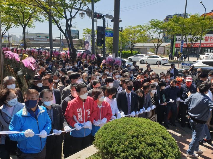 [포항=뉴시스] 강진구 기자 = 국민의힘 이강덕 경북 포항시장 예비후보는 16일 오후 대잠사거리에서 선거사무소 개소식를 열어 “열정적인 지지를 통해 확인한 위대한 시민들의 여망을 담아 더 큰 포항을 위한 도약을 완성하겠다”고 밝혔다.(사진=이강덕 예비후보 선거사무소 제공) 2022.04.17.photo@newsis.com *재판매 및 DB 금지