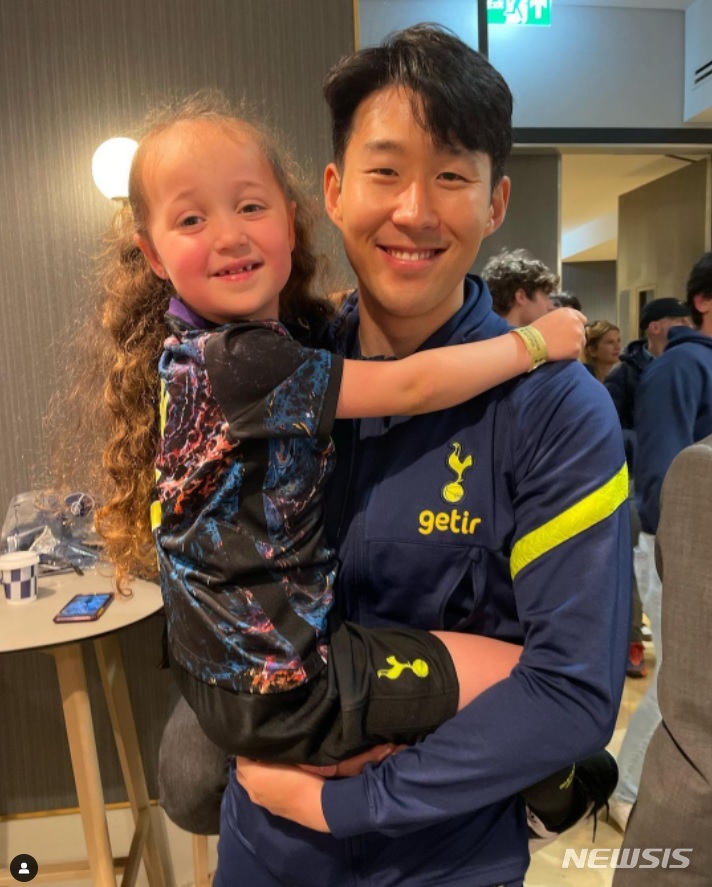 [서울=뉴시스]손흥민과 4세 팬 만남. (캡처=소프 어머니의 인스타그램)