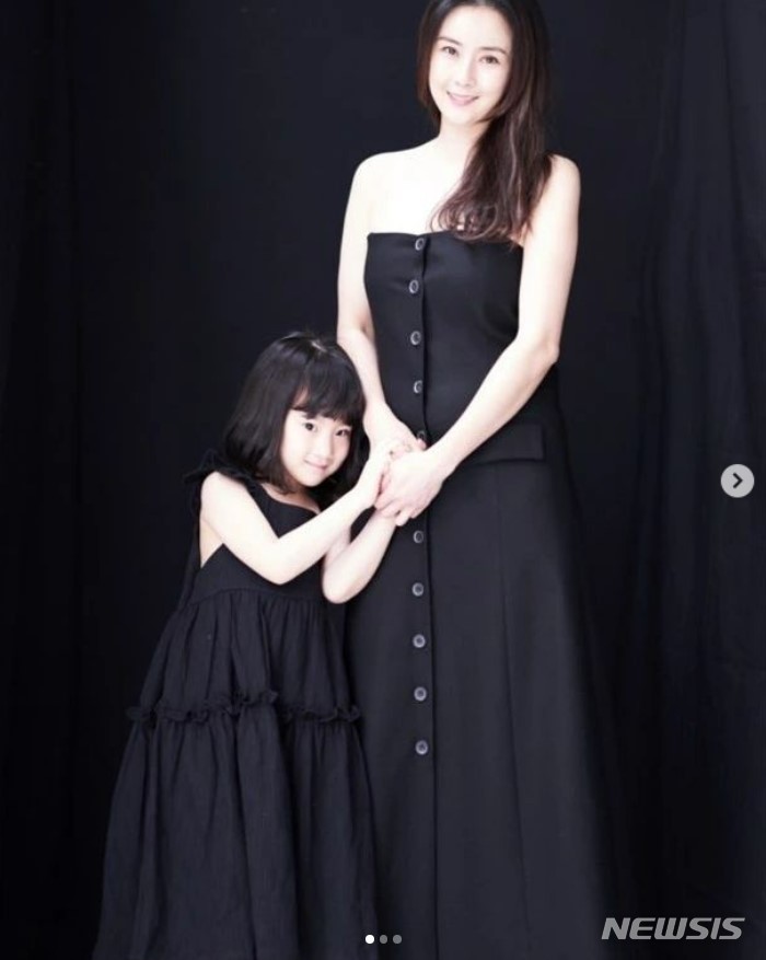 [서울=뉴시스] 최정윤, 딸 지우양. 2022.04.17. (사진= 최정윤 인스타그램 캡쳐) photo@newsis.com*재판매 및 DB 금지