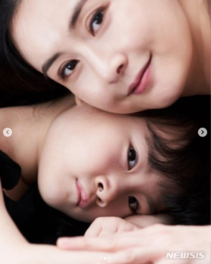[서울=뉴시스] 최정윤, 딸 지우양. 2022.04.17. (사진= 최정윤 인스타그램 캡쳐) photo@newsis.com*재판매 및 DB 금지
