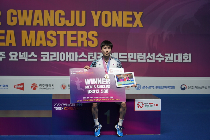 [서울=뉴시스] 2022 광주 요넥스 코리아마스터즈 배드민턴선수권대회 남자단식 정상에 오른 전혁진.(사진=대한배드민턴협회) *재판매 및 DB 금지
