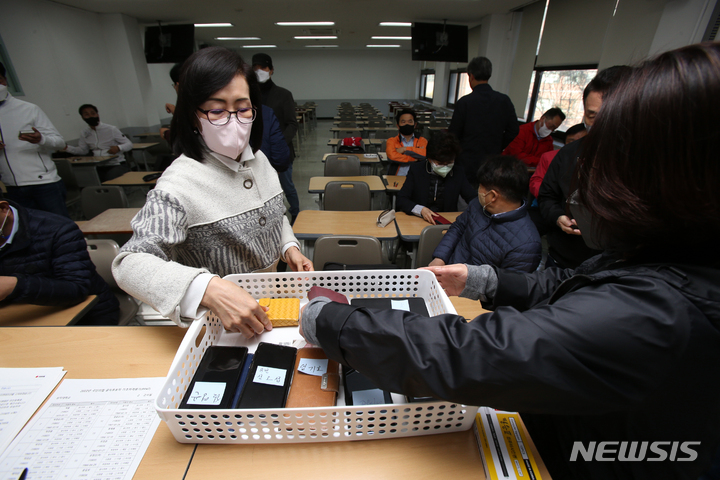 [원주=뉴시스] 김경목 기자 = 17일 오전 국민의힘 강원도당 제8회 전국동시지방선거 공직후보자 기초자격평가(PPAT)에 응시자들이 강원 원주시 상지대학교 동악관 2고사실에서 스마트폰을 제출하고 있다. 2022.04.17. photo31@newsis.com