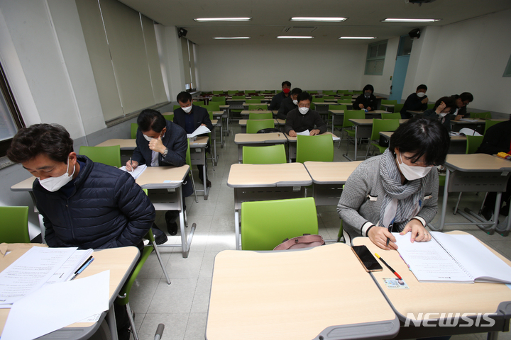 [원주=뉴시스] 김경목 기자 = 17일 오전 제8회 전국동시지방선거 국민의힘 강원도 광역·기초의원 공천 신청자들이 강원 원주시 상지대학교 동악관 4고사실에서 여야를 통틀어 처음으로 실시된 공직후보자 기초자격평가(PPAT) 시험을 준비하고 있다. 2022.04.17. photo31@newsis.com