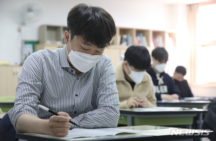 [서울=뉴시스] 국회사진기자단 = 이준석 국민의힘 대표가 17일 오전 서울 양천구 목동고등학교에 마련된 별도 고사장에서 국민의힘 '공직후보자기초자격평가'(PPAT)를 치르고 있다. 2022.04.17. photo@newsis.com