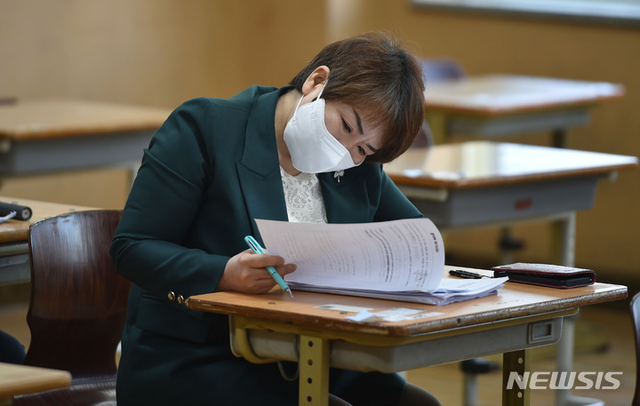 [대구=뉴시스] 이무열 기자 = 2022년 국민의힘 공직후보자 기초자격평가(PPAT)가 치러진 17일 오전 대구 동구 강동중학교에서 국민의힘 광역·기초의원 공천을 희망하는 한 응시자가 시험을 준비하고 있다. 2022.04.17. lmy@newsis.com