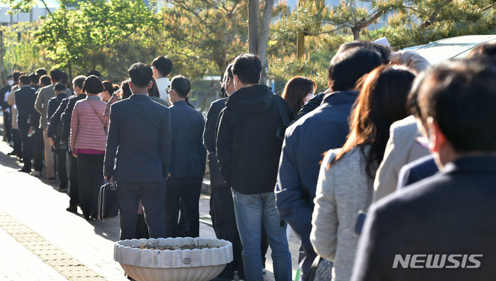 [대구=뉴시스] 이무열 기자 = 2022년 국민의힘 공직후보자 기초자격평가(PPAT)가 치러진 17일 오전 대구 동구 강동중학교에서 국민의힘 광역·기초의원 공천을 희망하는 응시자들이 고사장으로 입장하기 위해 대기하고 있다. 2022.04.17. lmy@newsis.com