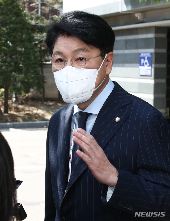 [서울=뉴시스] 인수위사진기자단 = 장제원 대통령 당선인 비서실장이 17일 서울 종로구 통의동 인수위원회 앞에서 취재진 질문에 답하고 있다. 2022.04.17. photo@newsis.com