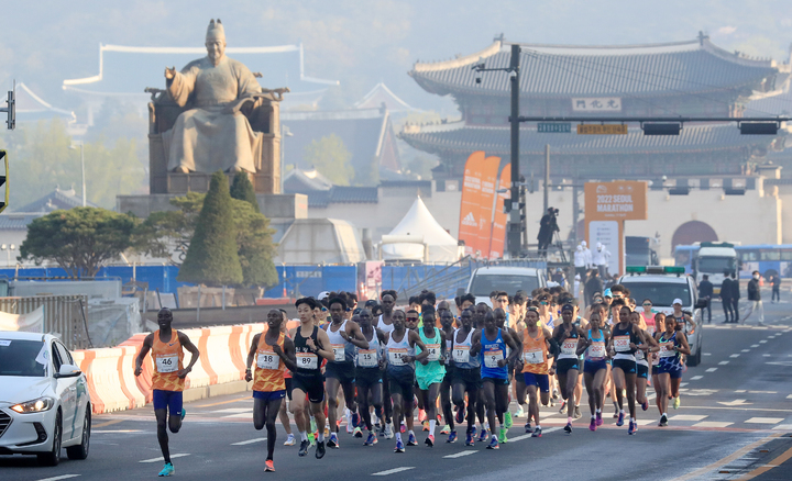 [서울=뉴시스] 2022서울마라톤 겸 제92회 동아마라톤에 출전한 각국 선수들이 지난해 4월17일 오전 서울 종로구 세종대로에서 힘찬 출발을 하고 있다. (사진=동아일보 제공) 2022.04.17. photo@newsis.com *재판매 및 DB 금지