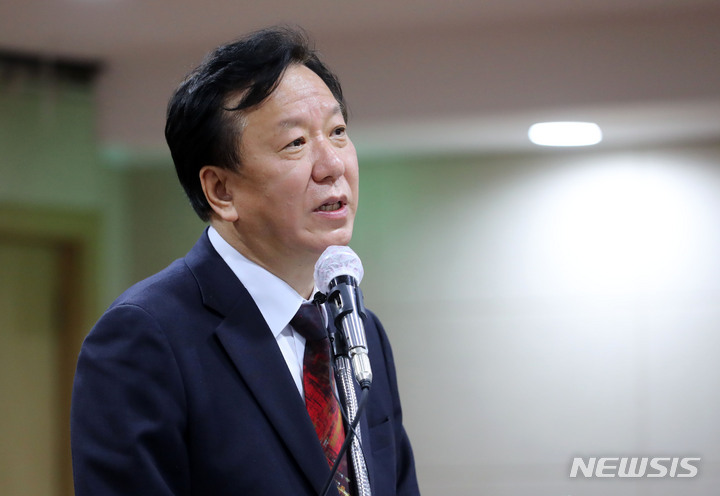 [서울=뉴시스] 배훈식 기자 = 정호영 보건복지부 장관 후보자가 지난 17일 오후 서울 중구 국립중앙의료원에서 열린 기자회견에 참석해 취재진의 질문에 답변하고 있다. 2022.04.17. dahora83@newsis.com