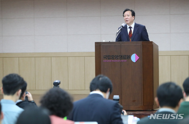 [서울=뉴시스] 배훈식 기자 = 정호영 보건복지부 장관 후보자가 17일 오후 서울 중구 국립중앙의료원에서 열린 기자회견에 참석해 취재진의 질문에 답변하고 있다. 2022.04.17. dahora83@newsis.com