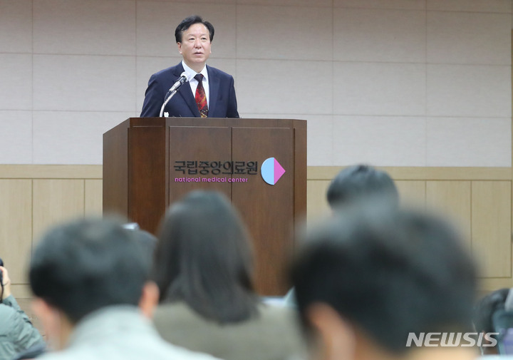 [서울=뉴시스] 배훈식 기자 = 정호영 보건복지부 장관 후보자가 17일 오후 서울 중구 국립중앙의료원에서 열린 기자회견에 참석해 취재진의 질문에 답변하고 있다. 2022.04.17. dahora83@newsis.com