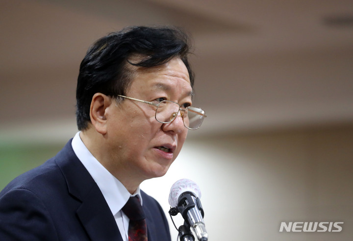 [서울=뉴시스] 배훈식 기자 = 정호영 보건복지부 장관 후보자가 지난 17일 오후 서울 중구 국립중앙의료원에서 기자회견을 열고 자녀 의과대학 편입학 특혜와 병역 의혹 등에 대해 해명하고 있다. 2022.04.17. dahora83@newsis.com