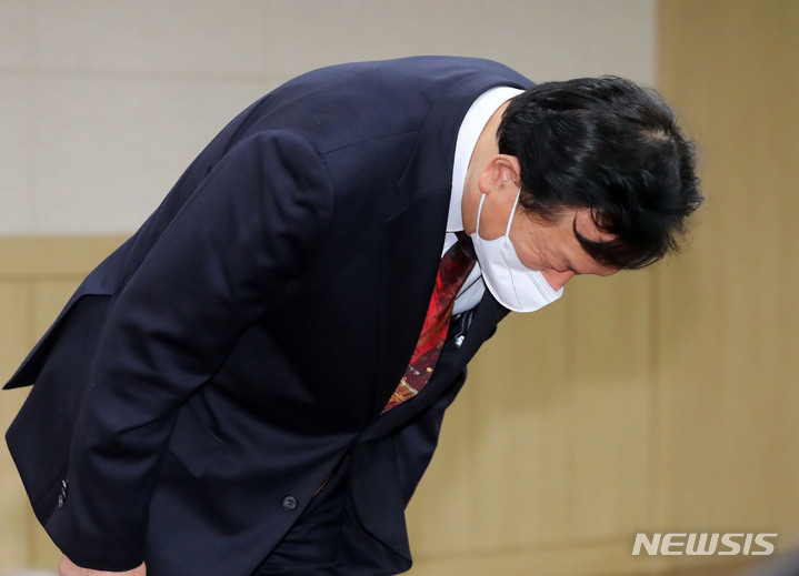 [서울=뉴시스] 배훈식 기자 = 정호영 보건복지부 장관 후보자가 지난 17일 오후 서울 중구 국립중앙의료원에서열린 자녀 의과대학 편입학 특혜와 병역 의혹 기자회견에 참석해 고개 숙여 인사하고 있다. 2022.04.17. dahora83@newsis.com