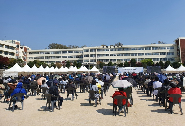 [서울=뉴시스] 권창회 기자 = 지난 16일 서울 강동구 동북고등학교에서 둔촌주공재건축조합 정기총회가 진행되고 있다. 둔촌주공재건축조합은 과거 총회에서 통과된 '공사계약 변경의 건 의결 취소의 건'을 가결했다. (사진=둔촌주공재건축조합 제공) 2022.04.17. photo@newsis.com *재판매 및 DB 금지