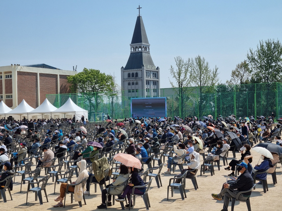 [서울=뉴시스] 권창회 기자 = 지난 16일 서울 강동구 동북고등학교에서 둔촌주공재건축조합 정기총회가 진행되고 있다. 둔촌주공재건축조합은 과거 총회에서 통과된 '공사계약 변경의 건 의결 취소의 건'을 가결했다. (사진=둔촌주공재건축조합 제공) 2022.04.17. photo@newsis.com *재판매 및 DB 금지