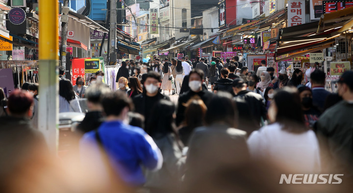 [서울=뉴시스] 홍효식 기자 = 지난 17일 서울 마포구 홍대거리를 찾은 시민들이 발걸음을 옮기고 있다. 2022.04.22. yesphoto@newsis.com