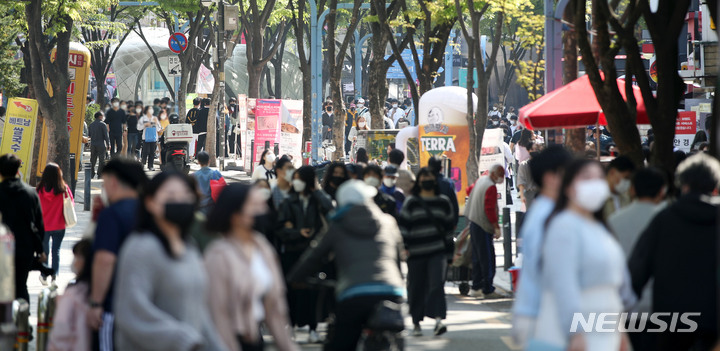 [서울=뉴시스] 홍효식 기자 = 코로나19 사회적 거리두기 전면 해제를 하루 앞둔 17일 서울 마포구 홍대거리를 찾은 시민들이 발걸음을 옮기고 있다. 2022.04.17. yesphoto@newsis.com