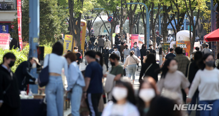 [서울=뉴시스] 홍효식 기자 = 코로나19 사회적 거리두기 전면 해제를 하루 앞둔 17일 서울 마포구 홍대거리를 찾은 시민들이 발걸음을 옮기고 있다. 2022.04.17. yesphoto@newsis.com