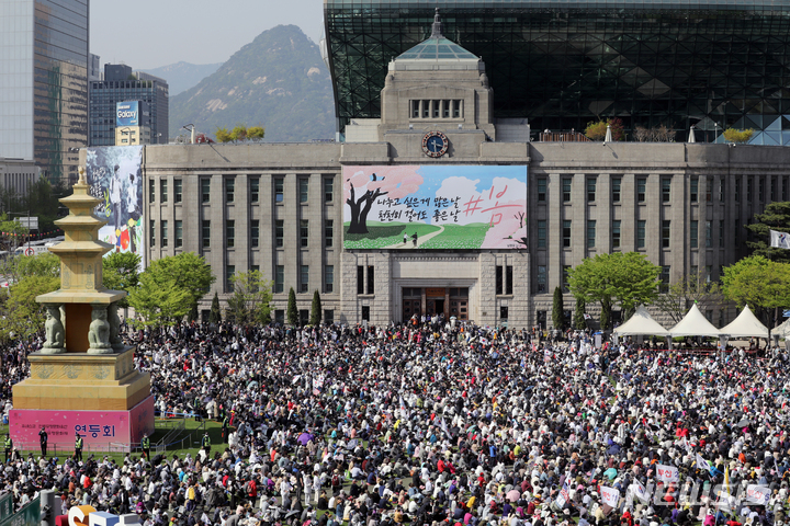 [서울=뉴시스] 김병문 기자 = 17일 오후 서울 중구 서울광장에서 2022 한국교회 자유통일을 위한 부활절 연합예배가 열리고 있다. 2022.04.17. dadazon@newsis.com